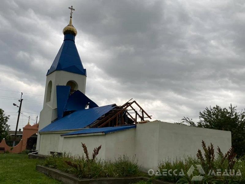 Непогода в Одесской области: ветер сорвал купол и крышу с церкви (фото)