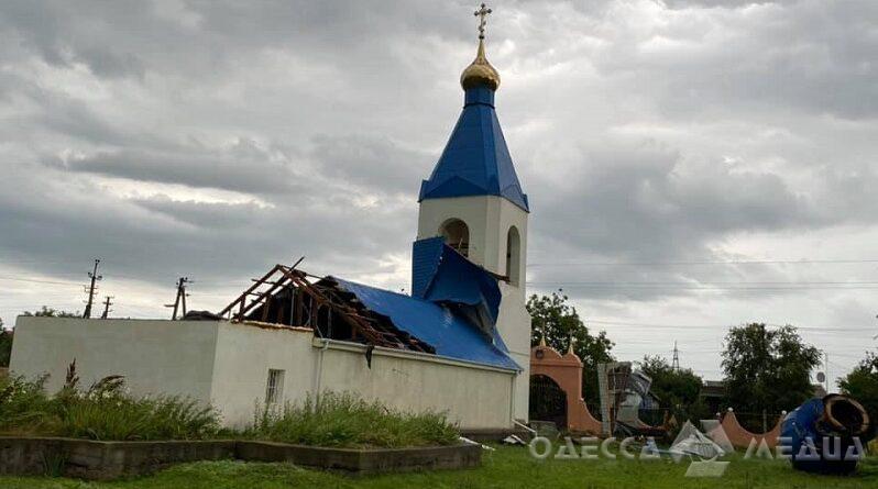 Непогода в Одесской области: ветер сорвал купол и крышу с церкви (фото)