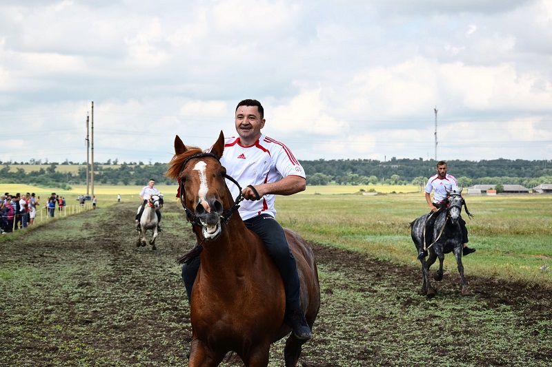 На юге Одесской области организовали конные скачки – победитель выиграл барана