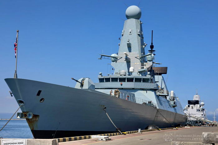 Британский эсминец “Дефендер” после Одессы напугал оккупантов в Крыму