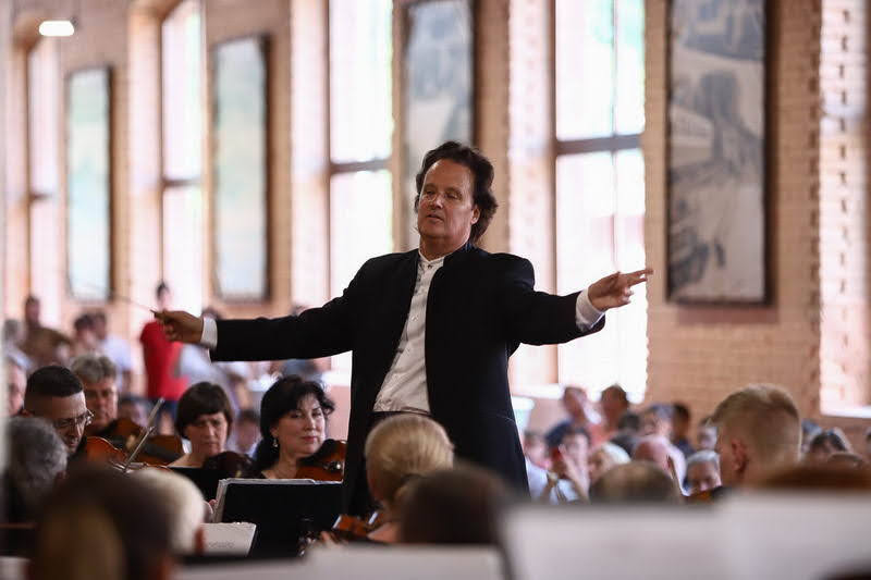 Хобарт Эрл и филармонический оркестр дали благотворительный концерт в трамвайном депо