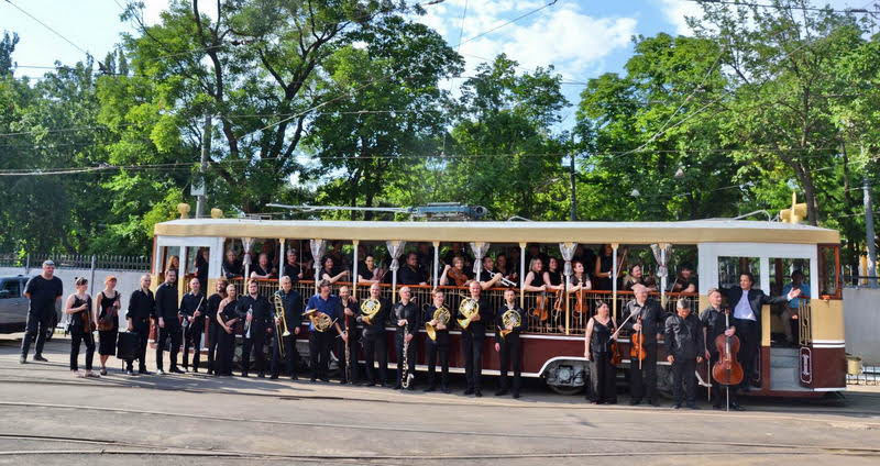 Хобарт Эрл и филармонический оркестр дали благотворительный концерт в трамвайном депо