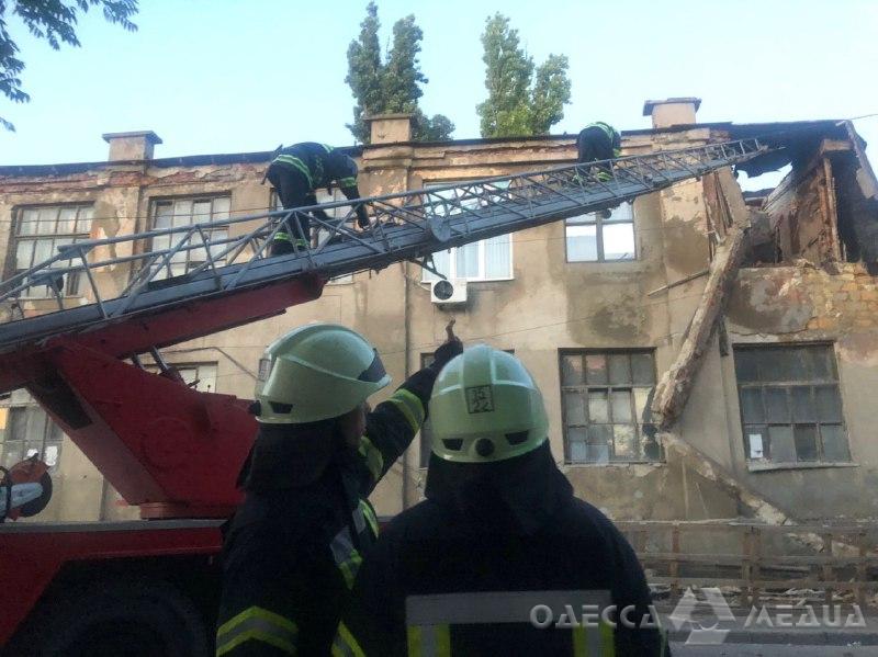 В Одессе на ул. Косвенной обвалилось здание бывшего завода кабельной арматуры (фото)