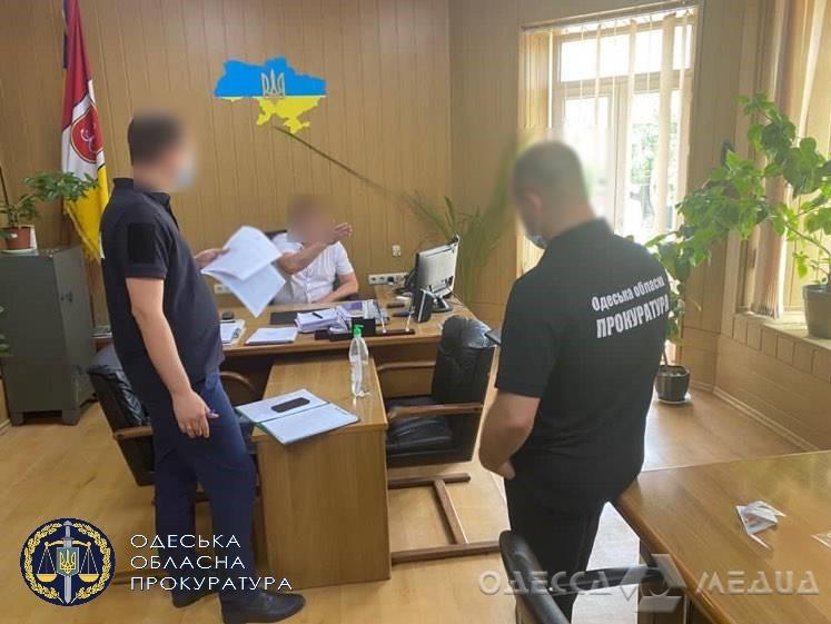 Одесская облпрокуратура: полицейского чиновника подозревают в злоупотреблении служебным положением (фото)