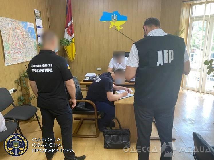 Одесская облпрокуратура: полицейского чиновника подозревают в злоупотреблении служебным положением (фото)