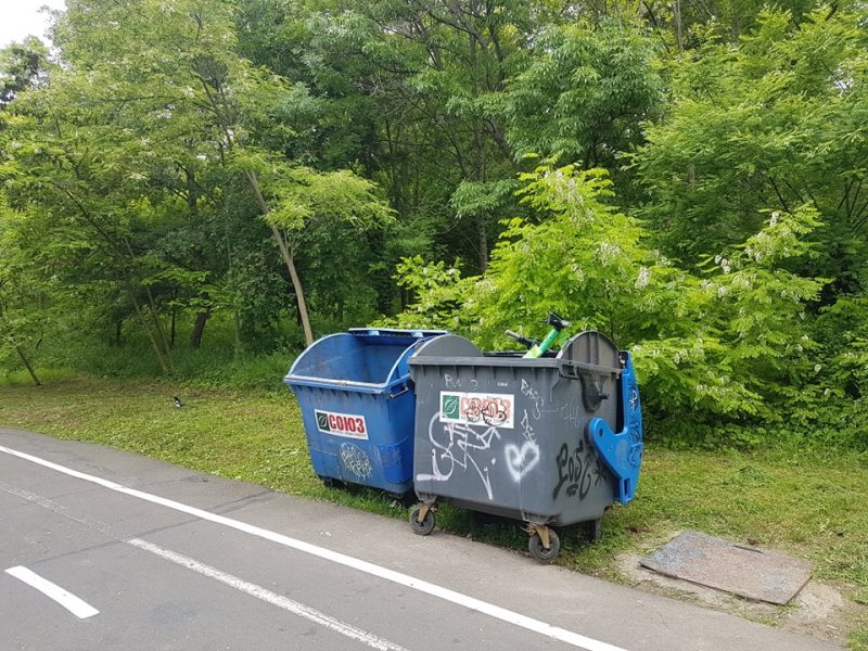 На Трассе Здоровья электросамокаты выкинули в мусорный бак (фото)