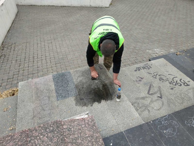 В Одессе вандалы испортили основание памятника «Похищение Европы» (фоторепортаж)