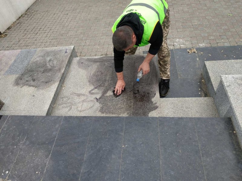 В Одессе вандалы испортили основание памятника «Похищение Европы» (фоторепортаж)