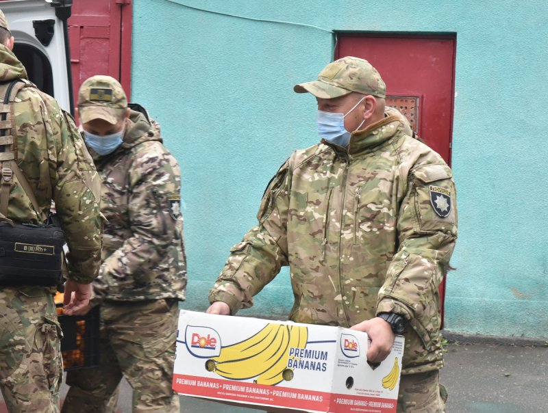 Одесские спецназовцы ко Дню защиты детей поздравили малышей (фоторепортаж)