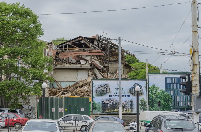 В Одессе сносят бывшие таможенные склады на Приморской (фото)