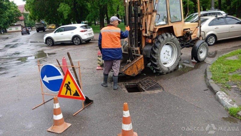 Вниманию участников дорожного движения: на одесских улицах будут чистить и ремонтировать дождеприемники (адреса, фото)