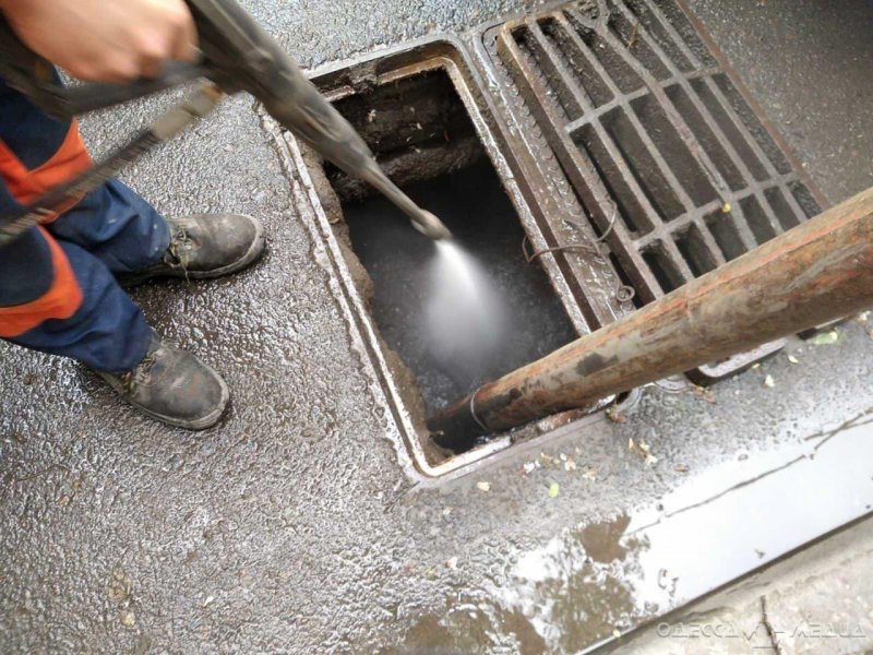 Вниманию участников дорожного движения: на одесских улицах будут чистить и ремонтировать дождеприемники (адреса, фото)