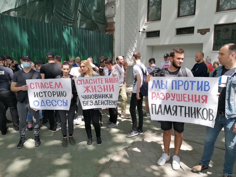 На Ришельевской проходит мирная акция против сноса типографии Фесенко (фоторепортаж)