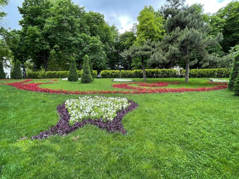 700 тысяч летников, 200 штук подвесных ваз и 86 тысяч кустов роз: озеленители украсили Одессу цветами (фоторепортаж)