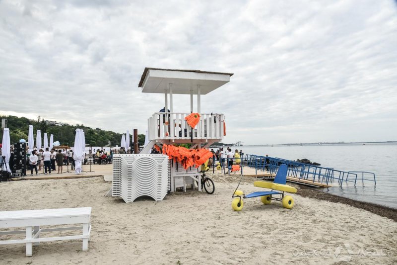 На одесском пляже «Дельфин» появился инклюзивный пляж (фото)