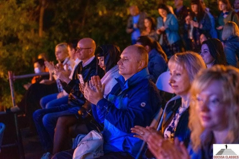 Тысячи людей собрались на Потемкинской лестнице – слушать музыку (фото)