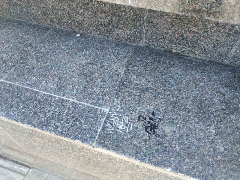Вандалы оставили надписи на постаменте стелы «Крылья Победы» на площади Десятого апреля (фоторепортаж)
