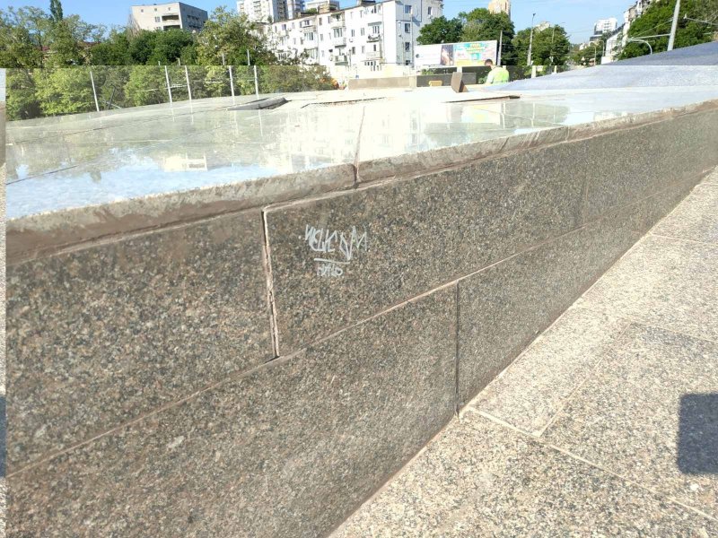 Вандалы оставили надписи на постаменте стелы «Крылья Победы» на площади Десятого апреля (фоторепортаж)