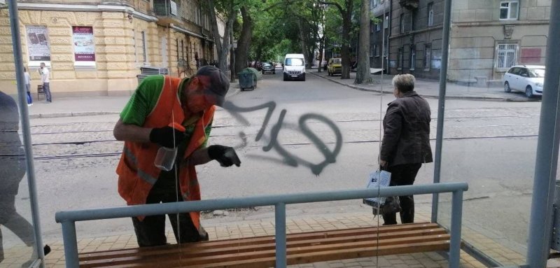 Одесские вандалы разрисовали надписями остановки на Дегтярной и Дворянской (фото)