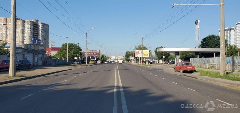 На одесских дорогах продолжают наносить разметку «холодным пластиком»