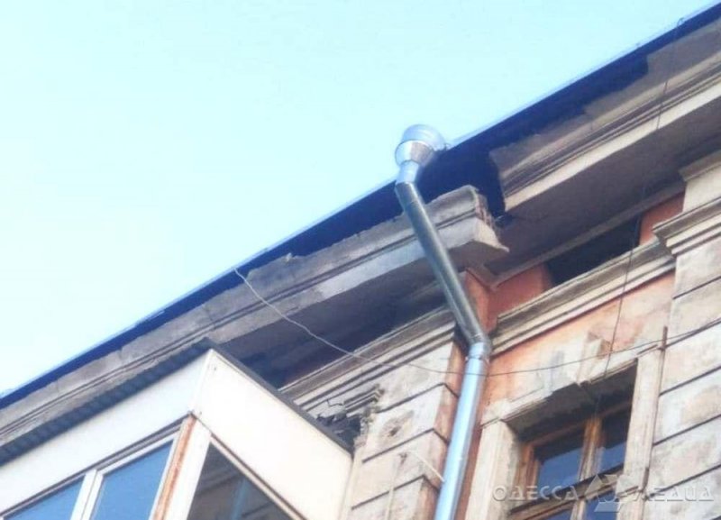 Спасатели Одесской области предотвратили падение бетонной плиты на людей (фото)