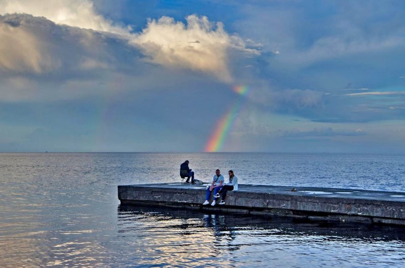 В Одессе над морем увидели огромную радугу (фото)