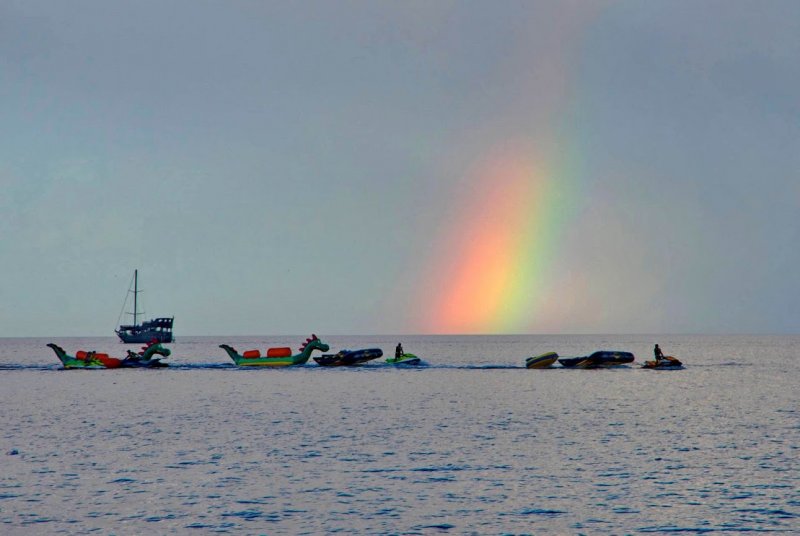 В Одессе над морем увидели огромную радугу (фото)