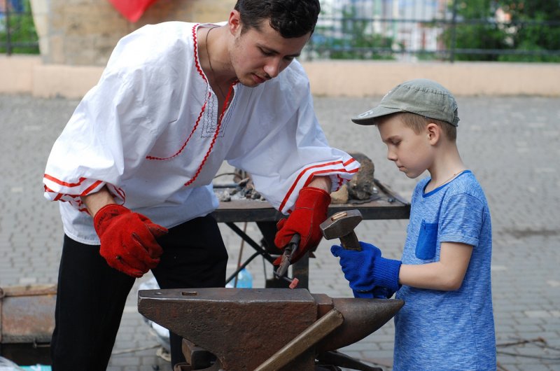 В Одессе стартовал средневековый фестиваль с рыцарями (фото)