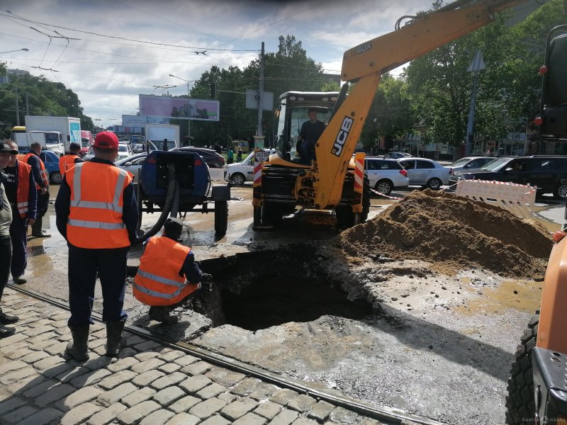 Небольшой потоп и пробки: на Толбухина прорвало водопровод