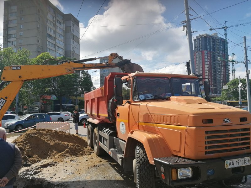 Небольшой потоп и пробки: на Толбухина прорвало водопровод