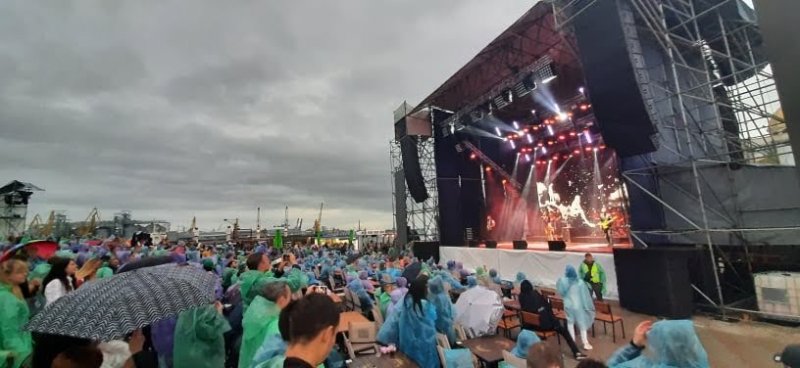 Ливень не помеха: сотни зрителей пришли на концерт “НеАнгелов” на открытии «Морвокзала»