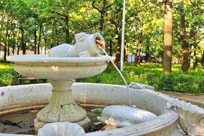 В одесских скверах вандалы поломали фонтан и скамейки