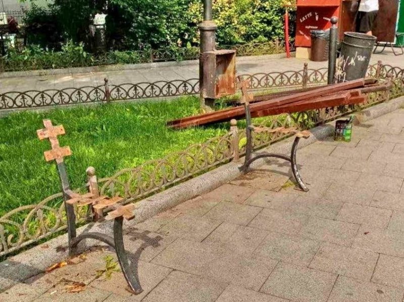 В одесских скверах вандалы поломали фонтан и скамейки