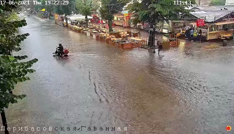 В Одессе ливень затопил несколько улиц (фото, видео)