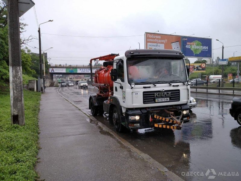 Как в Одессе спецслужбы устраняют последствия дождя (фоторепортаж)