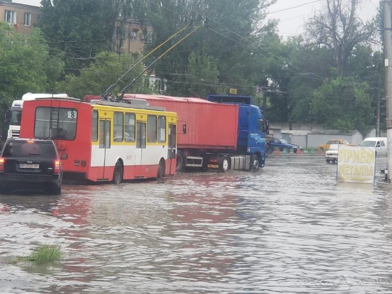 Как в Одессе спецслужбы устраняют последствия дождя (фоторепортаж)