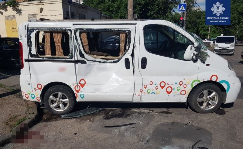 В Малиновском районе Одессы микроавтобус врезался в джип и перевернулся (фото)