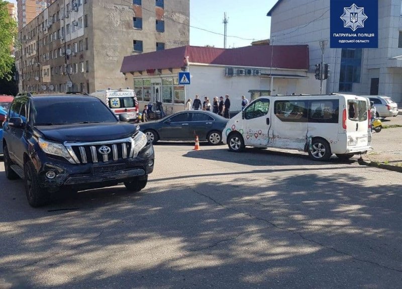 В Малиновском районе Одессы микроавтобус врезался в джип и перевернулся (фото)