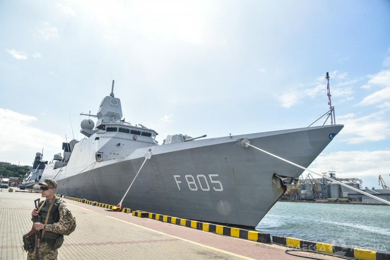В Одесский порт зашли два корабля стран-членов НАТО (фоторепортаж)