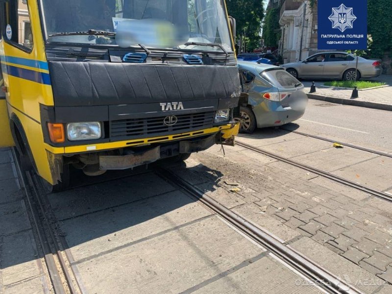 В Приморском районе Одессы водитель легковушки врезалась в маршрутку (фото)