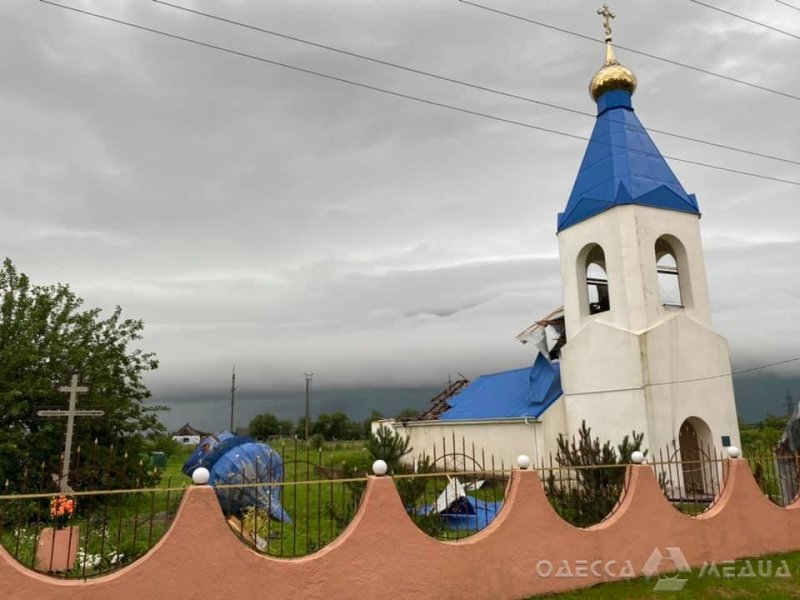 Непогода в Одесской области: ветер сорвал купол и крышу с церкви (фото)