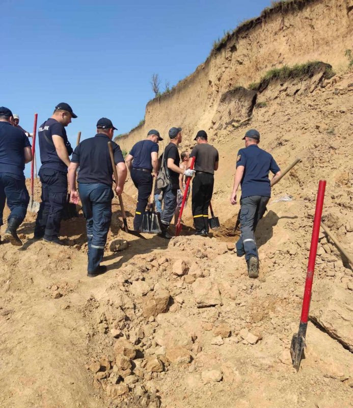 В Одесской области продолжают расчищать завал возле пляжа (фото)