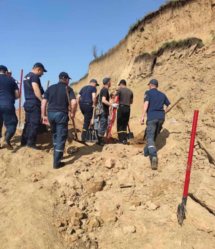 Оползень на пляже в Лебедевке: спасатели всю ночь разбирали завалы