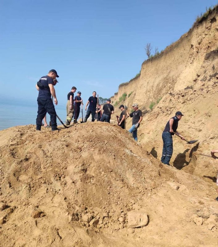 Оползень на пляже в Лебедевке: спасатели всю ночь разбирали завалы