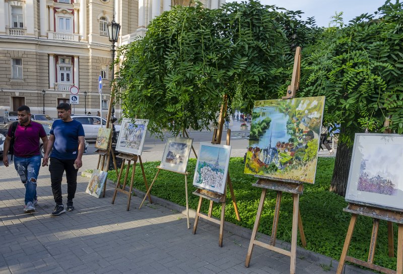 На один день сквер в центре Одессы стал выставочным залом для художников и фотографов (ФОТО)