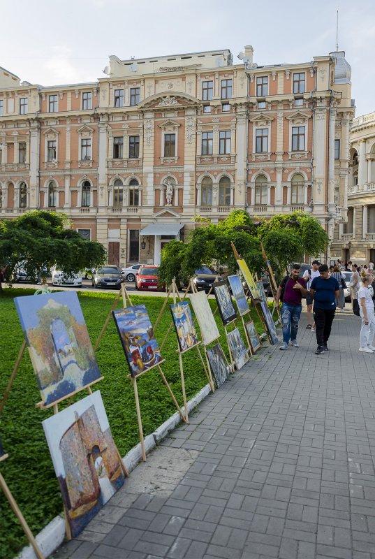 На один день сквер в центре Одессы стал выставочным залом для художников и фотографов (ФОТО)