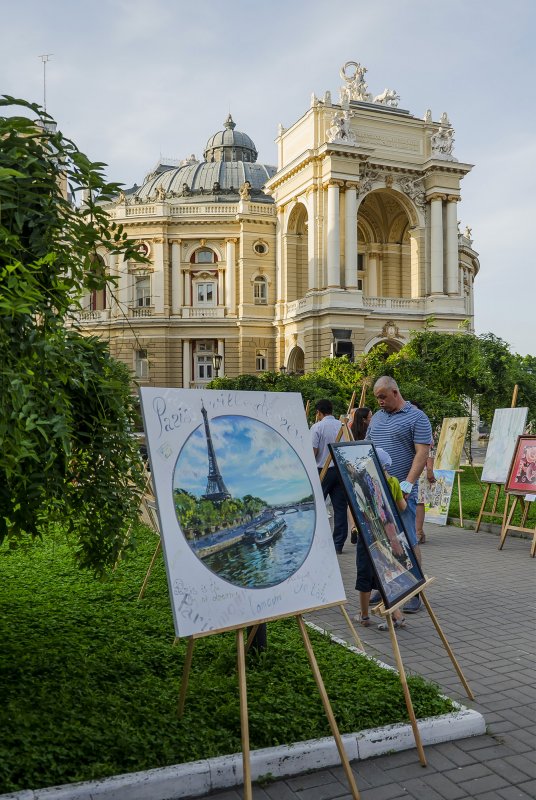 На один день сквер в центре Одессы стал выставочным залом для художников и фотографов (ФОТО)