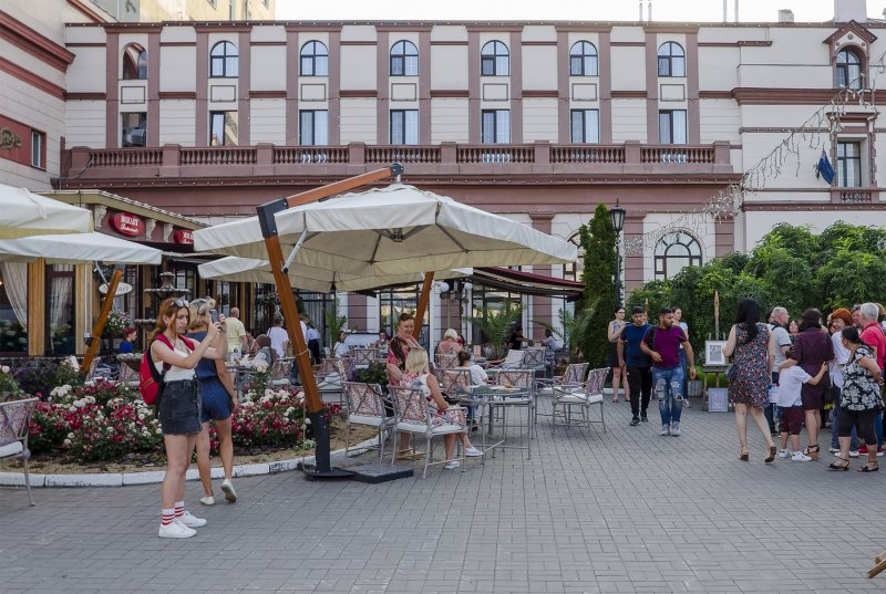 На один день сквер в центре Одессы стал выставочным залом для художников и фотографов (ФОТО)