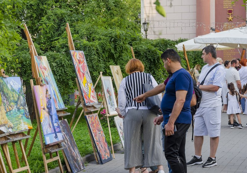 На один день сквер в центре Одессы стал выставочным залом для художников и фотографов (ФОТО)