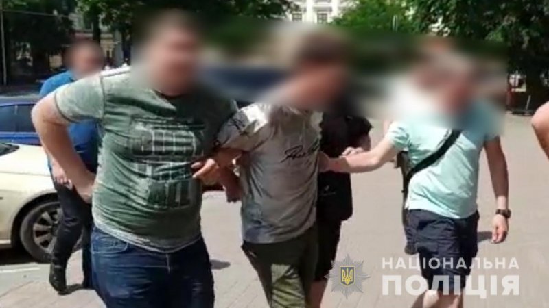 Одесские полицейские поймали мужчину, сбежавшего с Приморского райсуда (фото, видео)